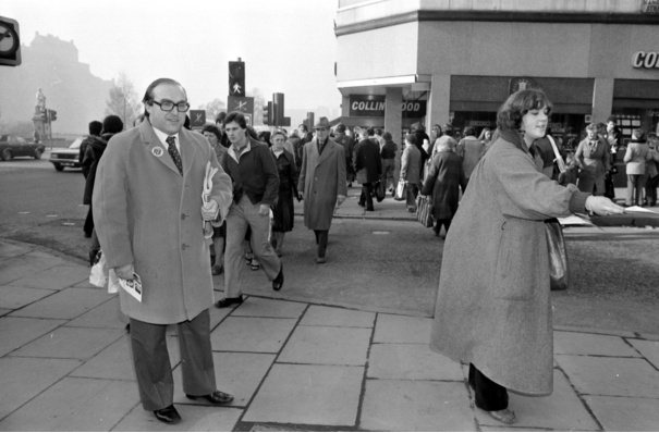 Photo of John Smith campaigning for a 'Yes' vote in Princes Street in Edinburgh.
